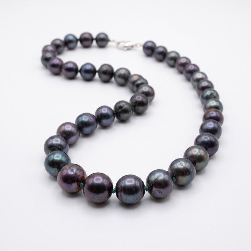 Peacock pearl necklace detail